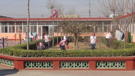 我系學(xué)生幫助打掃衛(wèi)生