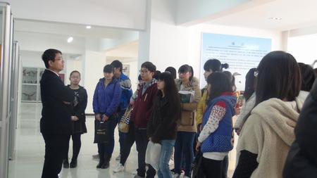 我系孟德榮教授向?qū)W生講解動(dòng)物標(biāo)本