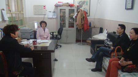 我系老師與老年公寓負(fù)責(zé)人溝通了解情況