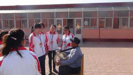 我系學(xué)生和老人開(kāi)心的聊天